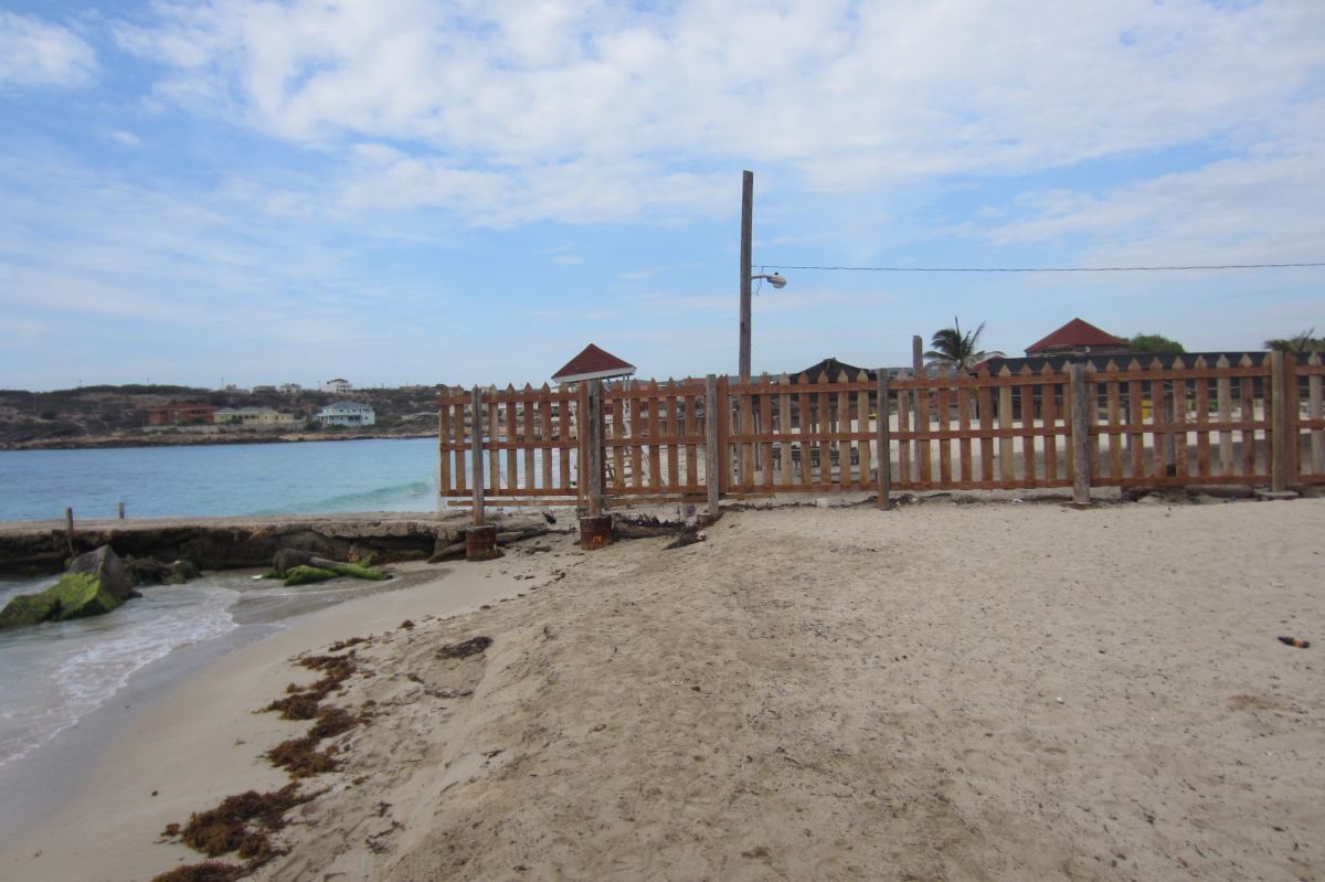 Fence of [url]/v4/item/2196/[caption]Sugarman's Beach[/url]