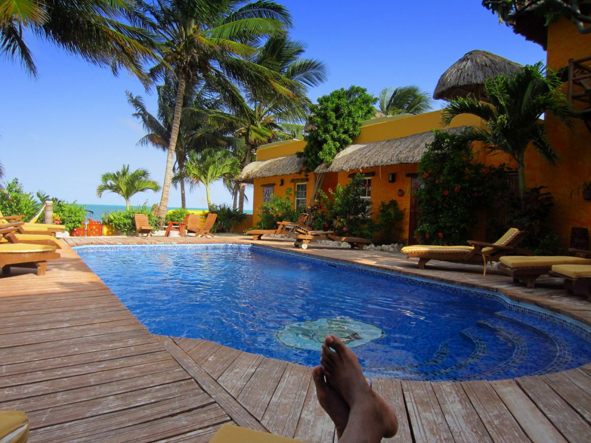 The blue pool on the caye